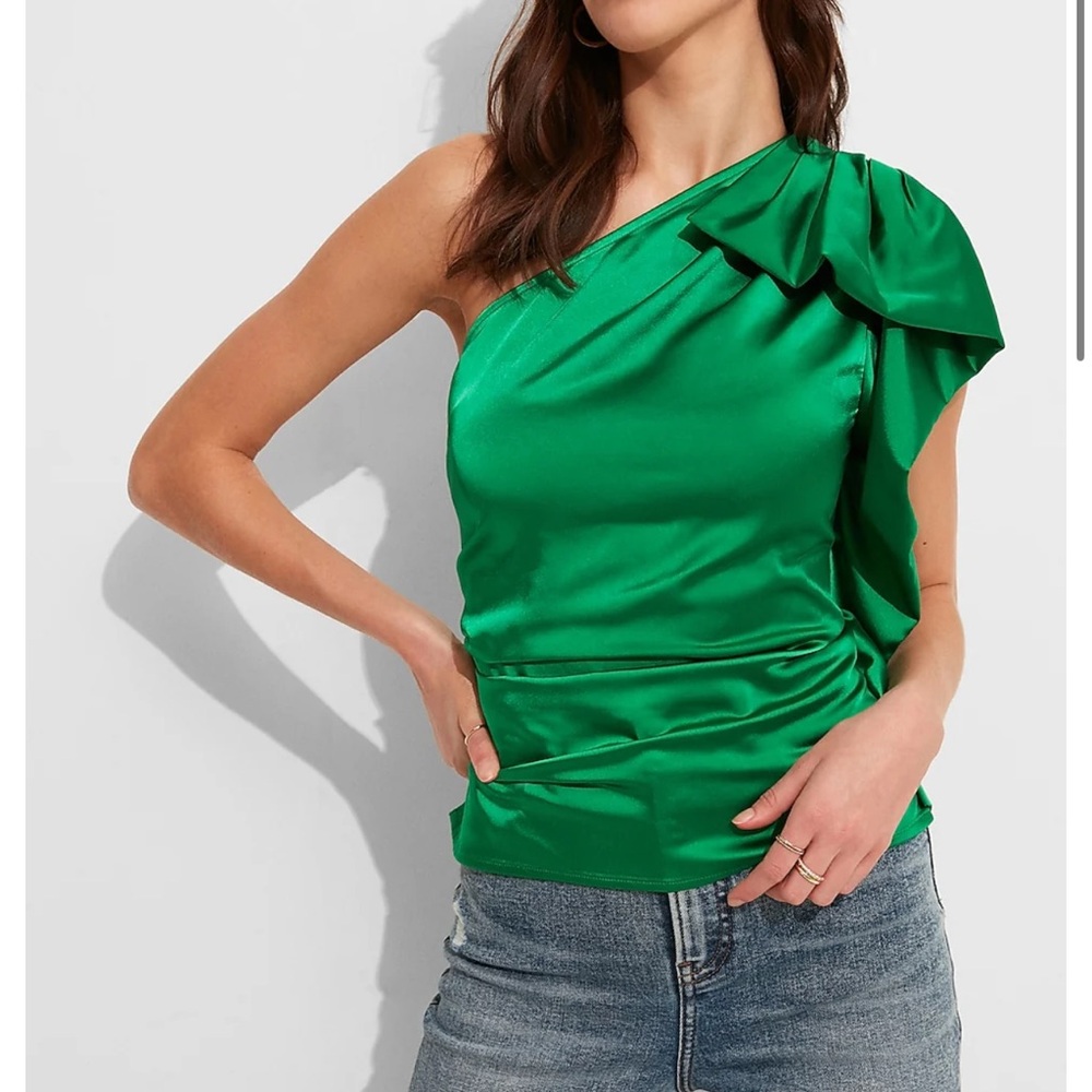 Ruffle one shoulder top in green lush from Express, size small. Worn only once.